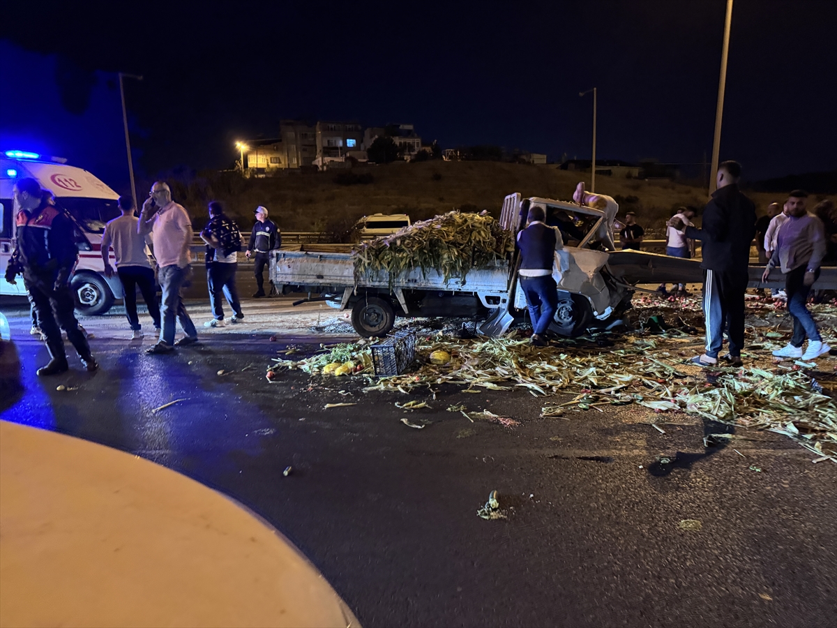 İzmir'de otoyolda bariyerlere çarpan kamyonette sıkışan 3 kişi kurtarıldı