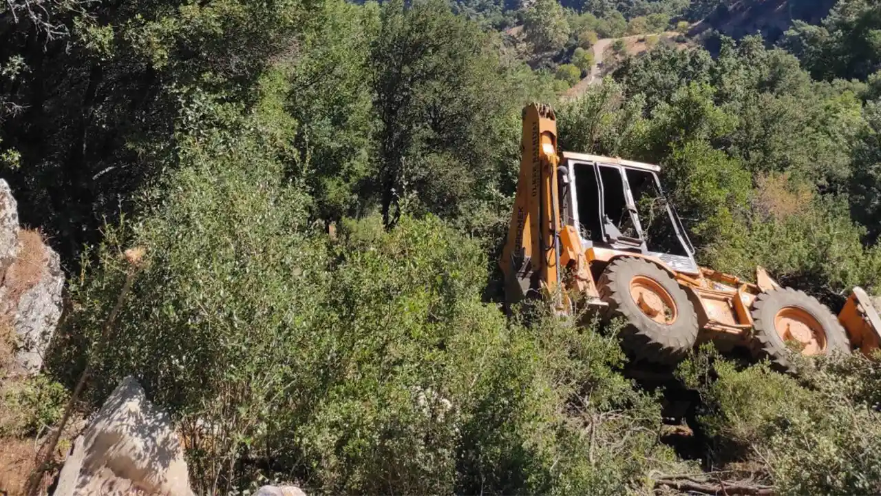 Manisa'da uçuruma yuvarlanan iş makinesinin operatörü yaşamını yitirdi