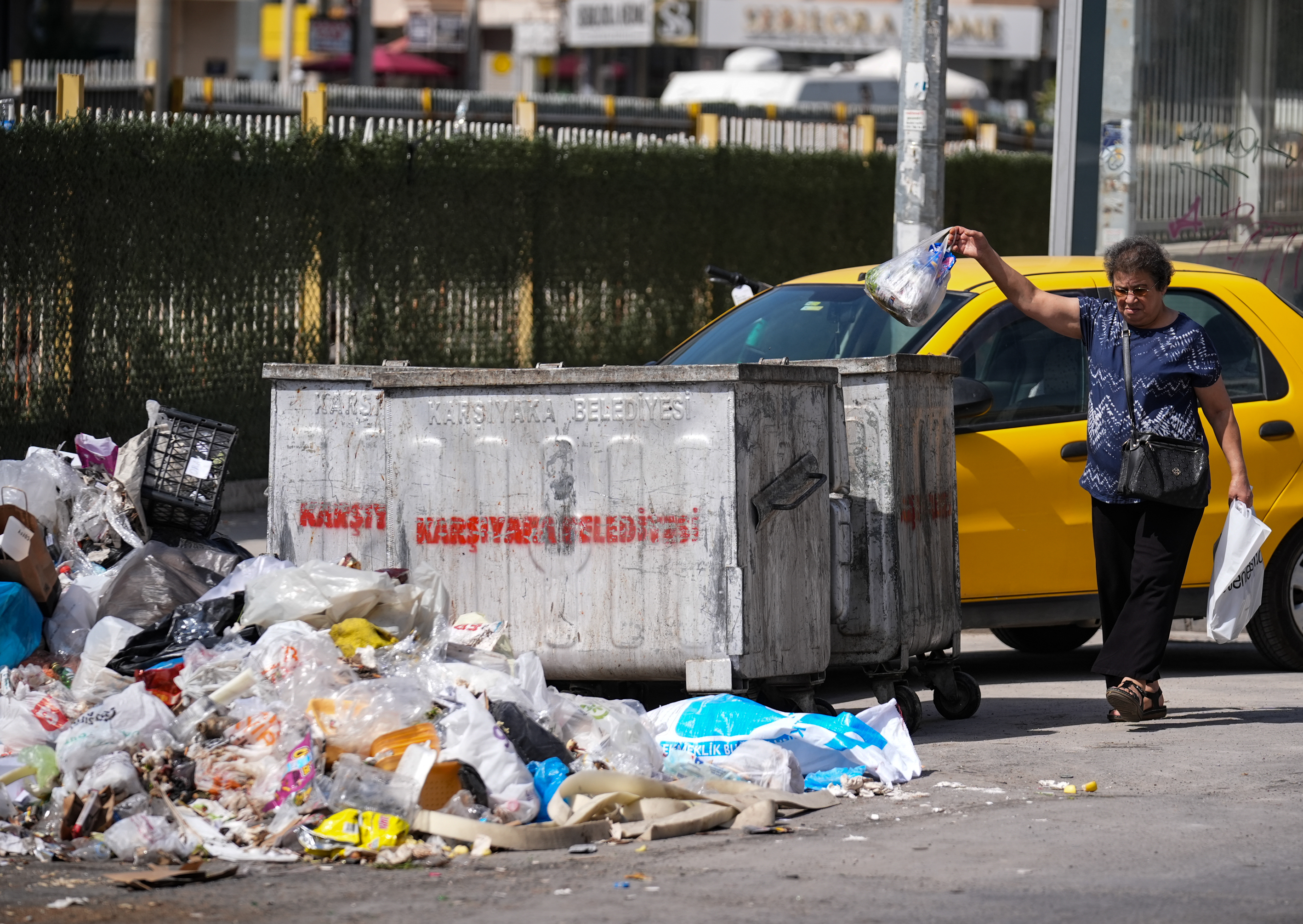 İzmir'in Karşıyaka ilçesinde vatandaşlardan biriken çöplere tepki