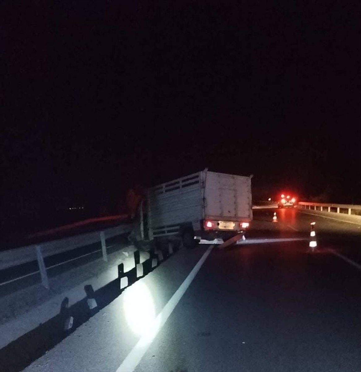 Afyonkarahisar'da bariyere çarpan kamyonetteki 4 kişi yaralandı