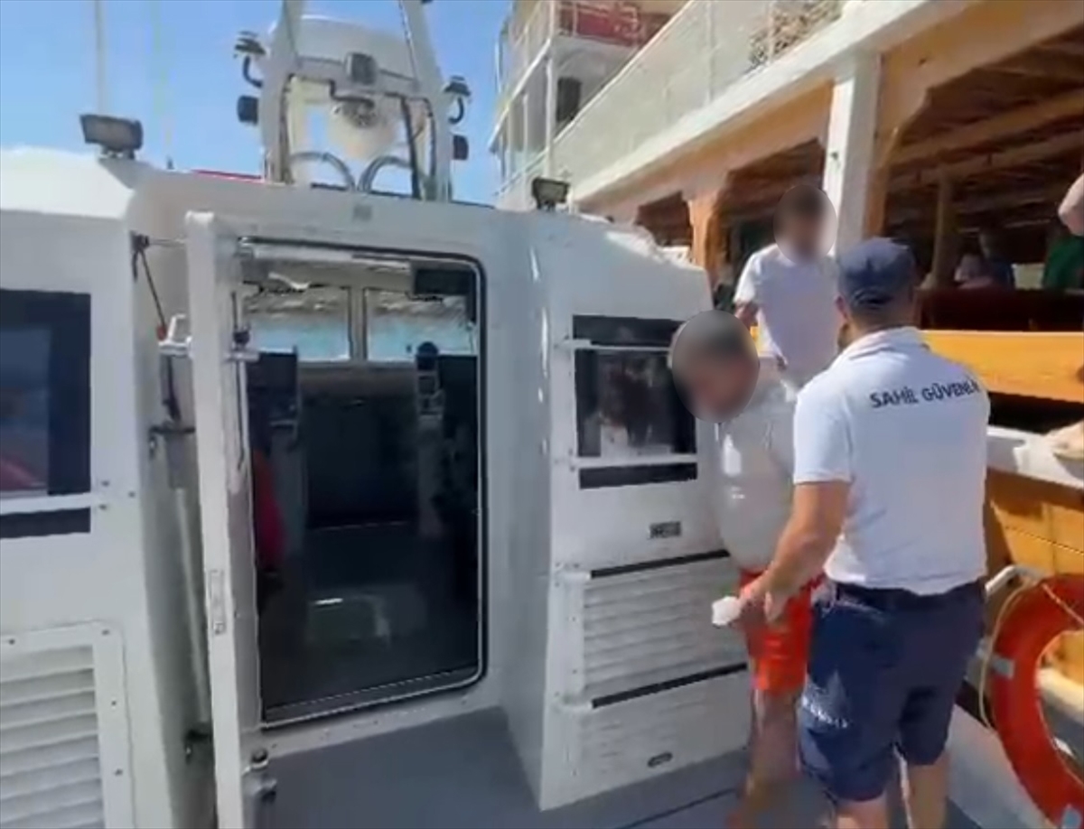Muğla açıklarında gezi teknesinde yaralanan kişiye tıbbi tahliye