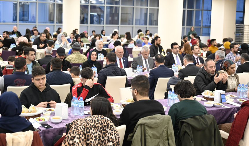 Uşak'ta İkamet Eden Depremzedelere Uşak Üniversitesinde İftar Verildi