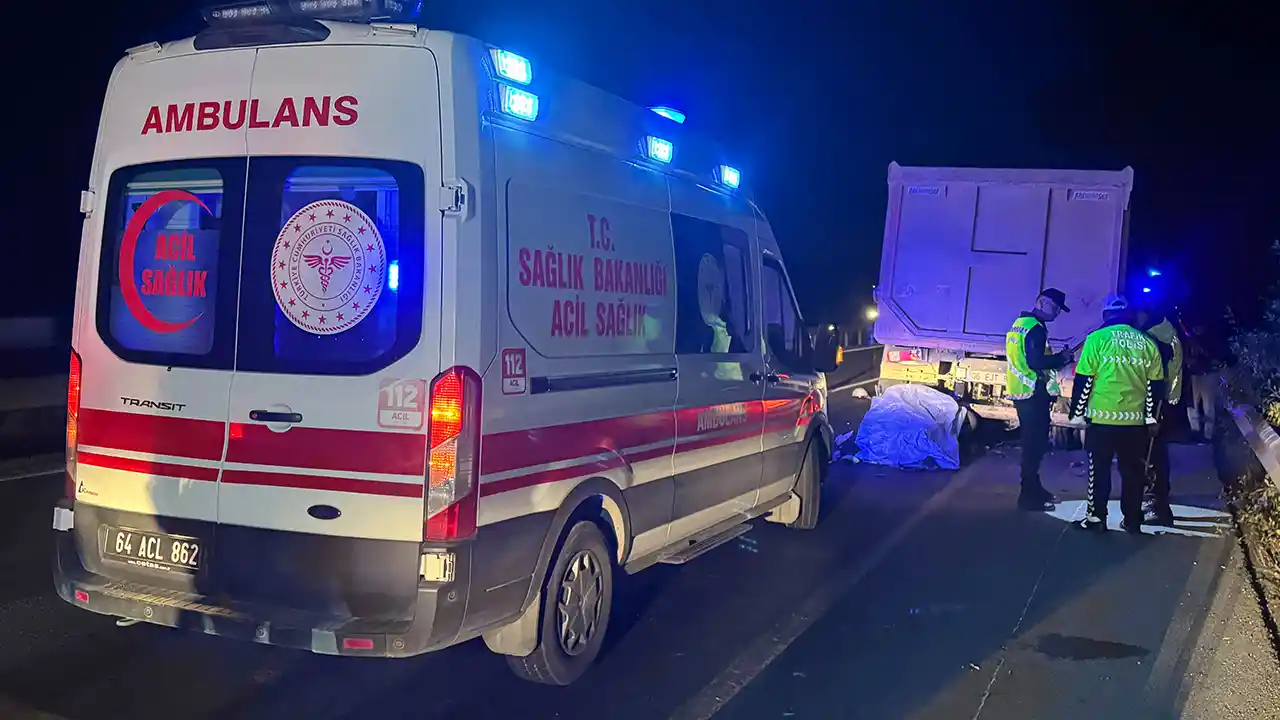 Lastiği Patlayan Kamyona Çarpan Motosikletli Can Verdi