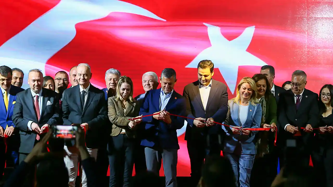 CHP Genel Başkanı Özgür Özel, Uşak'ta Açılışa Katıldı