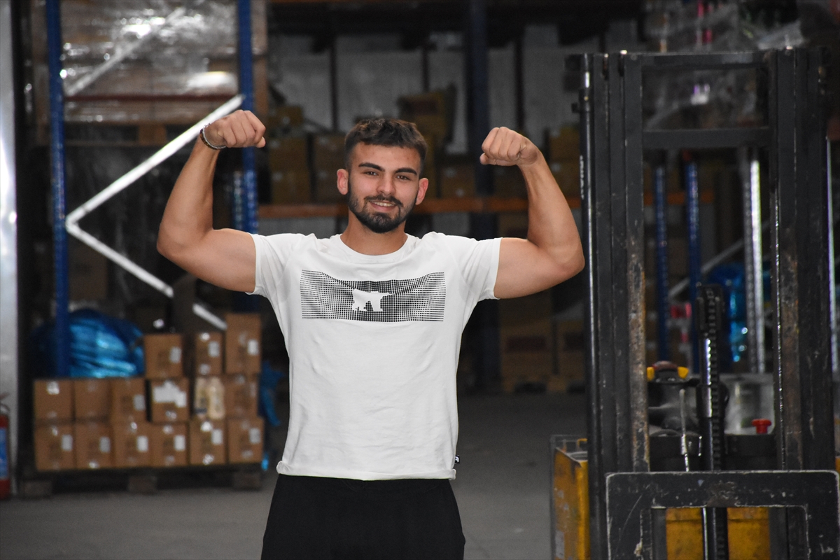 Toptan gıda deposundan halterde şampiyonluğa uzandı