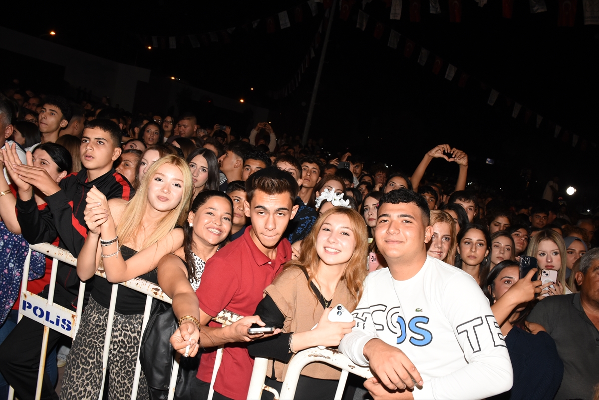 Şarkıcı Simge Sağın, Germencik'te konser verdi