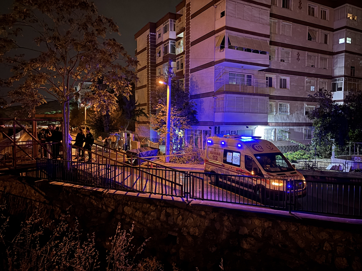 İzmir'de bıçaklı kavgada 1 kişi öldü, 2 kişi yaralandı