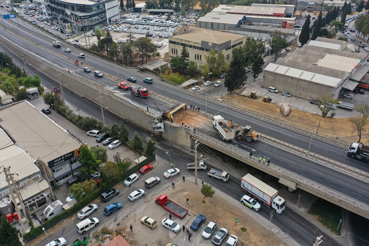 İzmir'de viyadükte asılı kalan tırın sürücüsü yaralandı