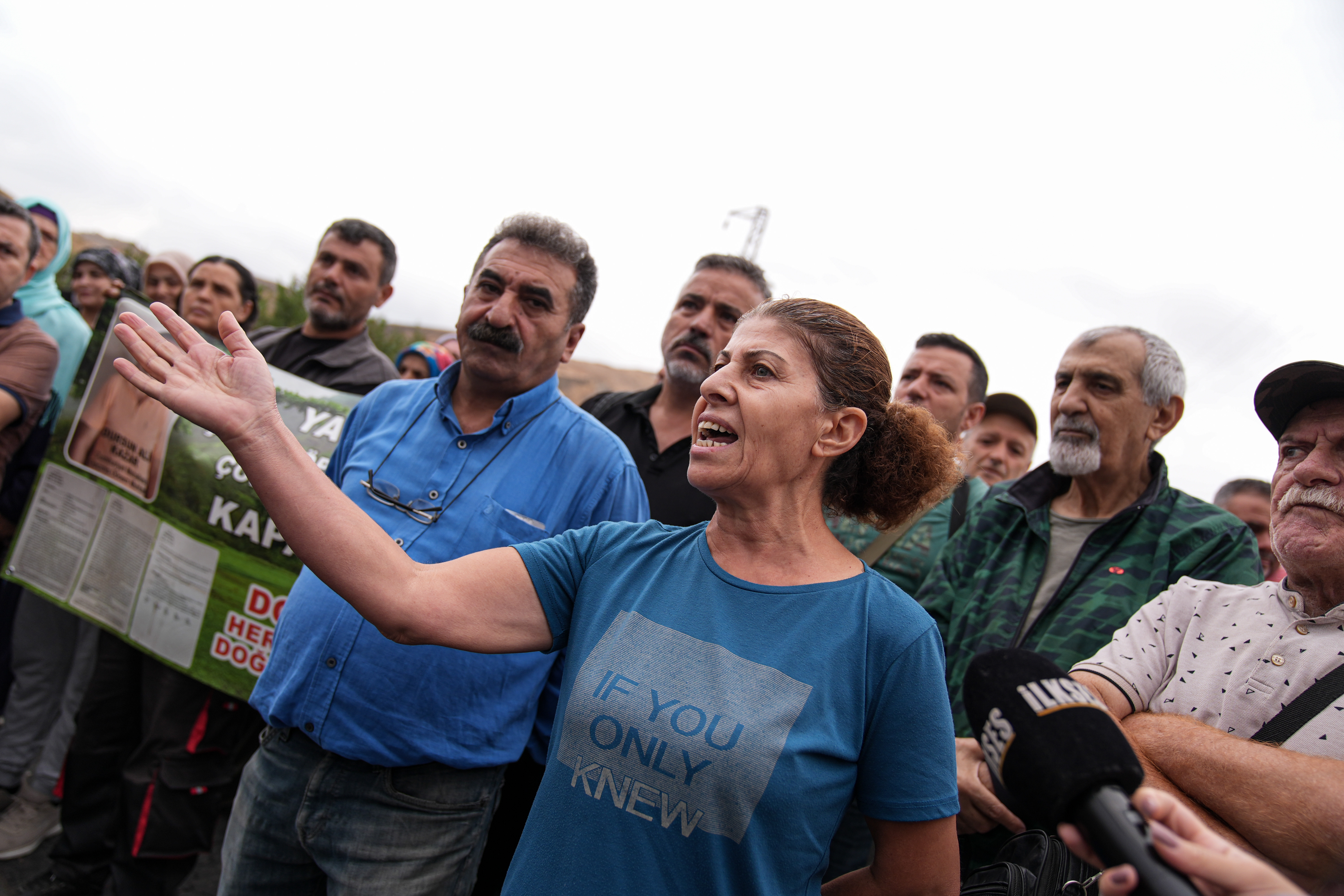 İzmir'de mahalle sakinleri çöp depolama alanının yolunu kapattı