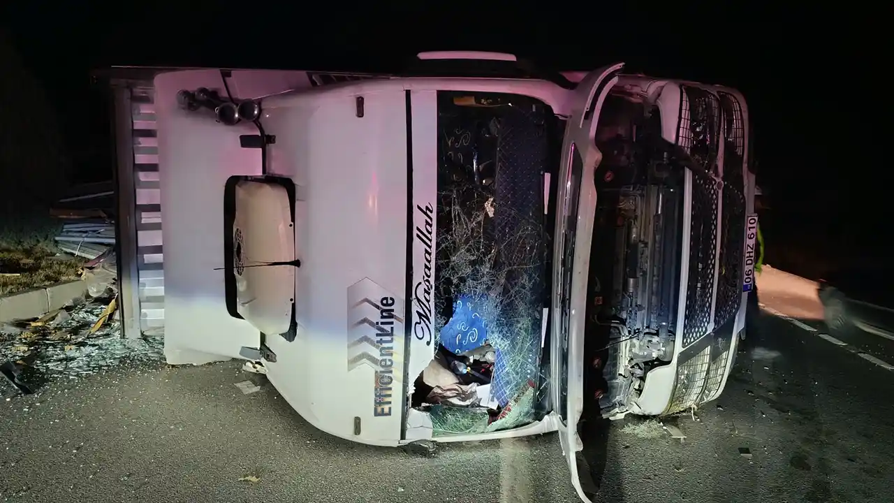Banaz'da Kontrolden Çıkan Tır Devrildi