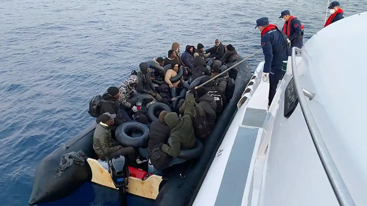 İzmir'de 31 düzensiz göçmen kurtarıldı, 72 göçmen yakalandı