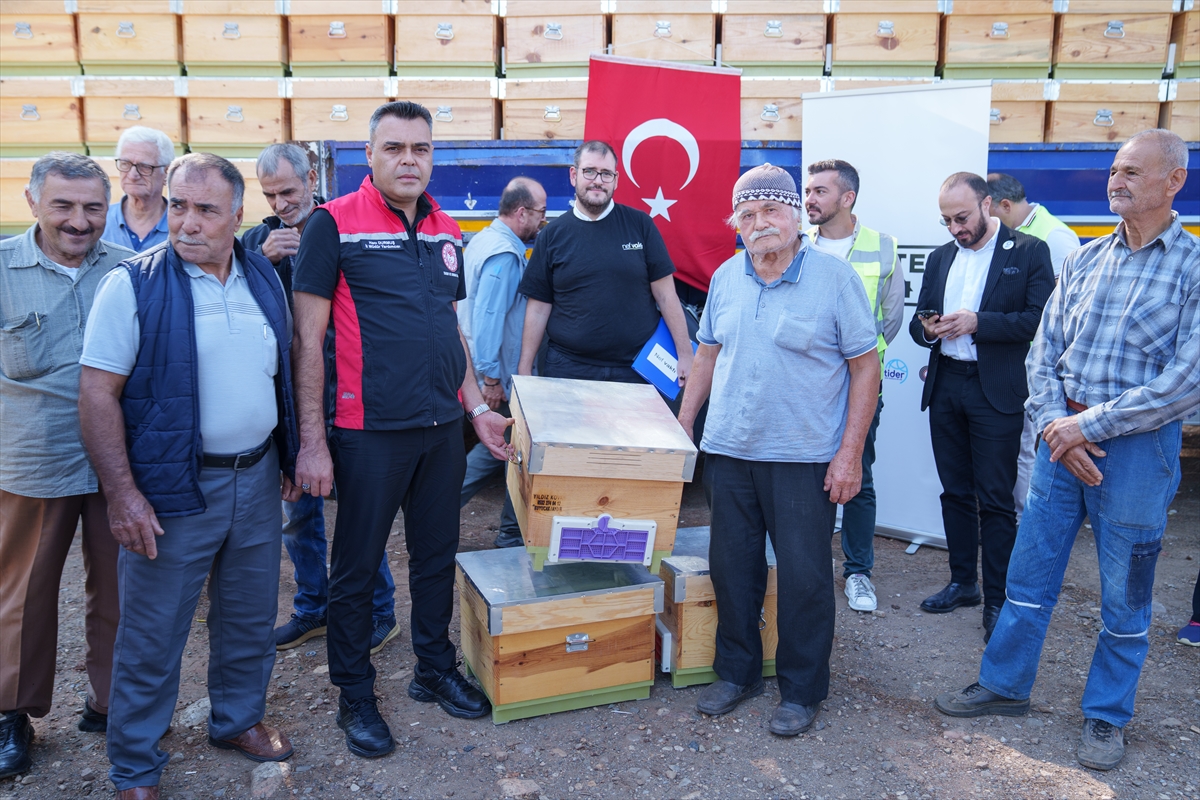 İzmir'de orman yangınlarından etkilenen bölgelerde arı kovanı dağıtıldı