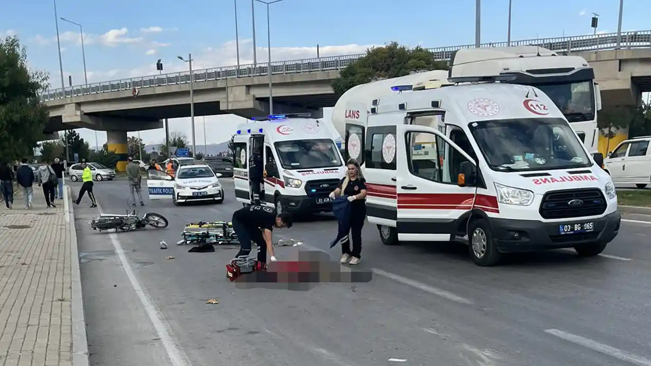 Afyonkarahisar'da tırın motosiklete çarpması sonucu 2 kişi öldü