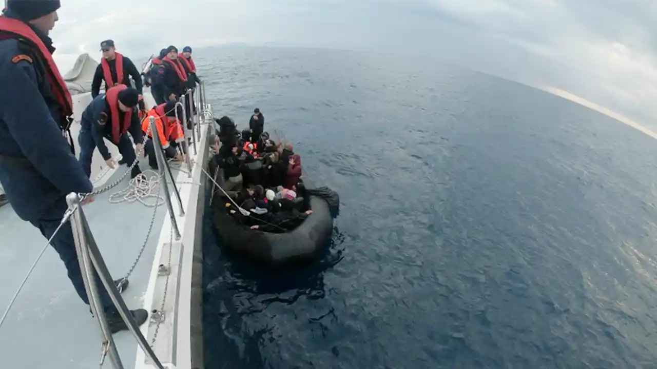 İzmir açıklarında 17 düzensiz göçmen yakalandı