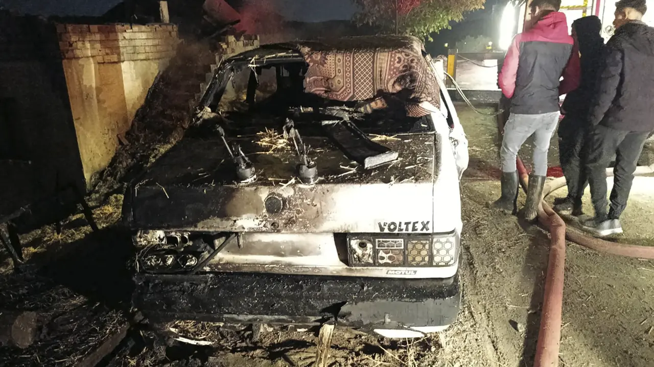 Uşak’ta Saman Deposunda Çıkan Yangın Eve ve Otomobile Sıçradı