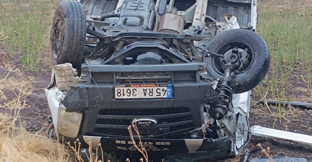 Kamyonet İle Otomobil Çarpıştı: 1 kişi öldü, 2 kişi yaralandı