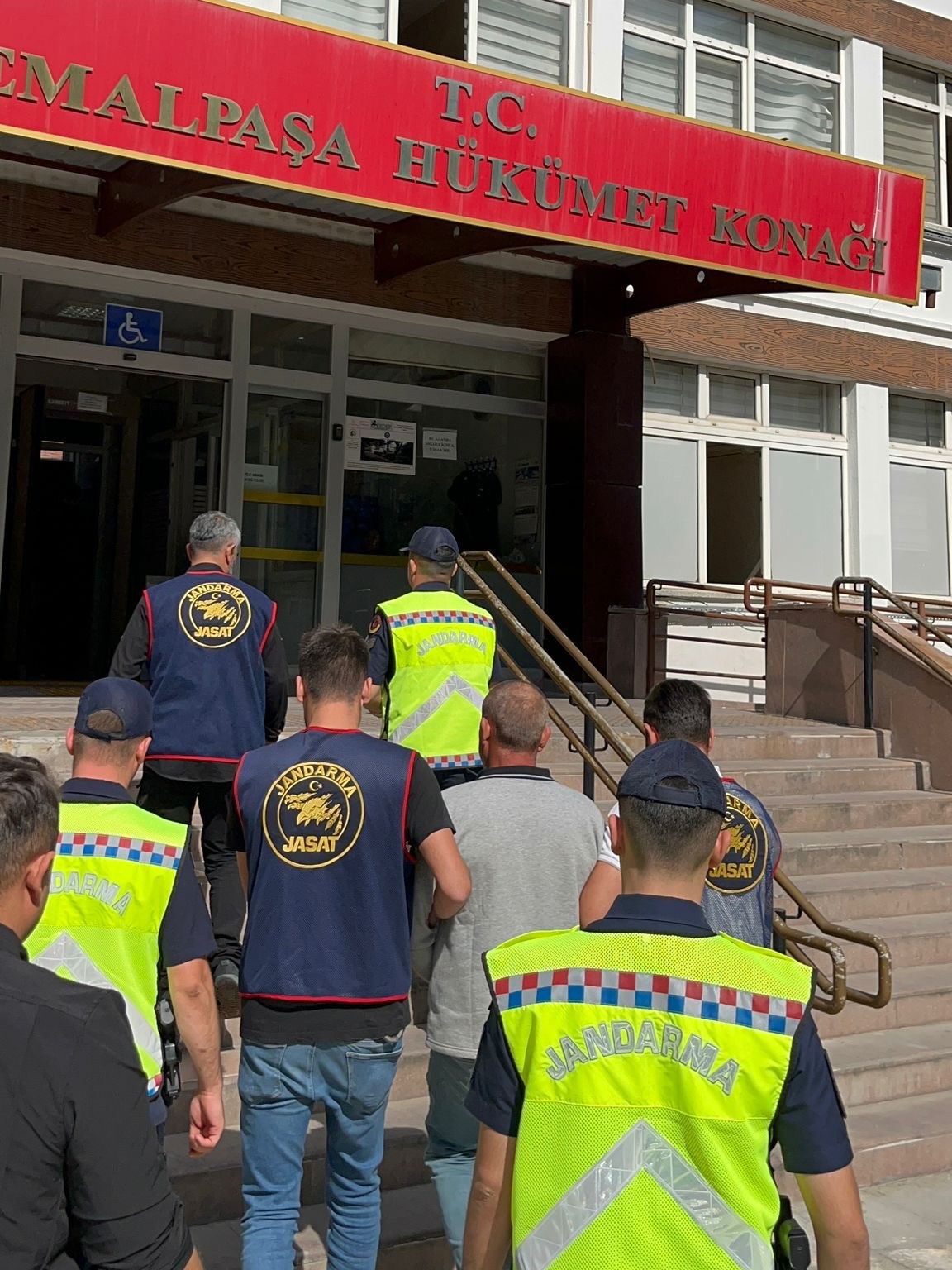 İzmir'de firari hükümlü sahte kimlikle yakalandı