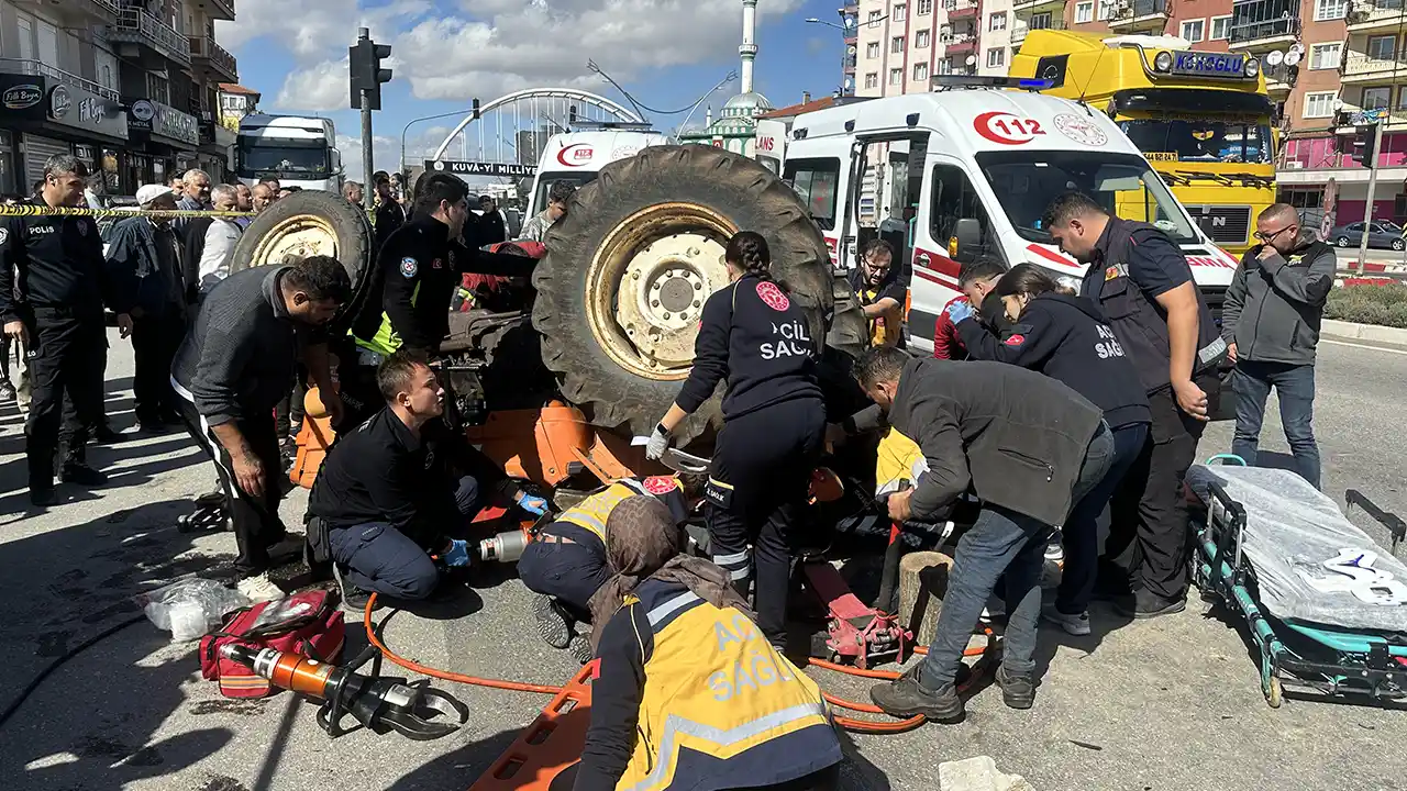 Uşak’ta Tır, Otomobil ve Traktör Zincirleme Kazaya Karıştı
