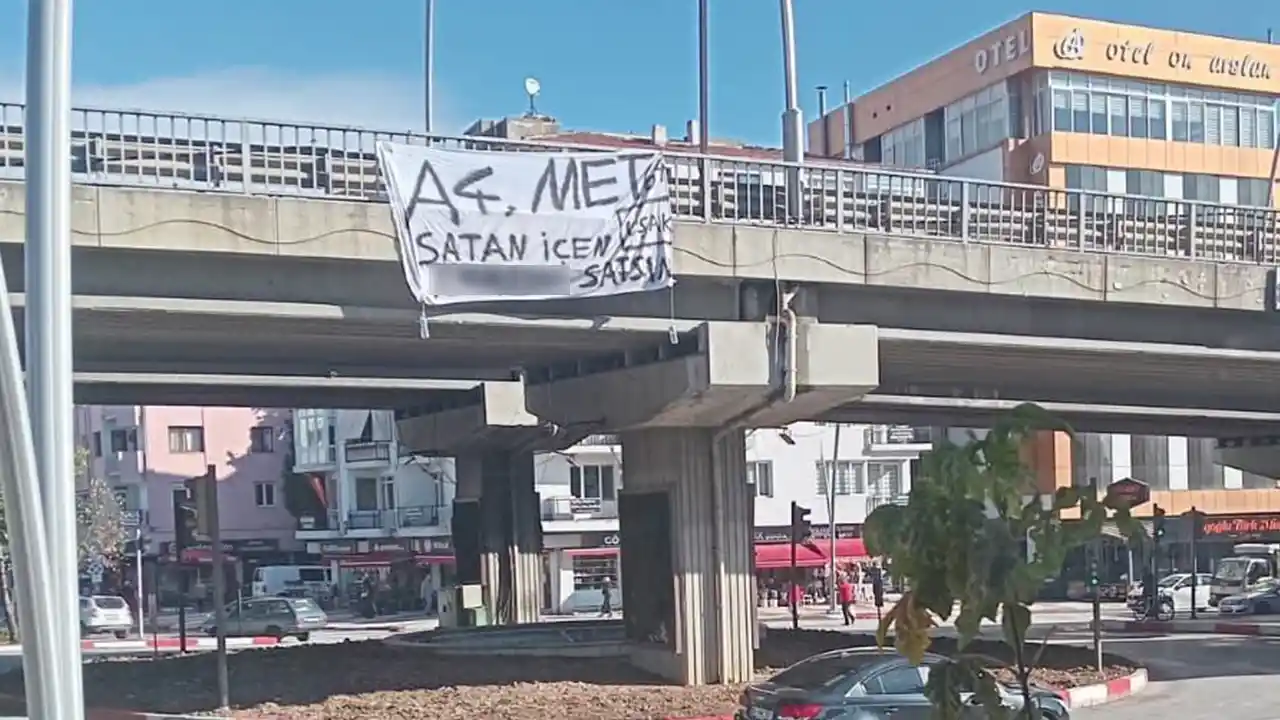Uşak’ta Köprülü Kavşağa Küfürlü Pankart Asıldı!