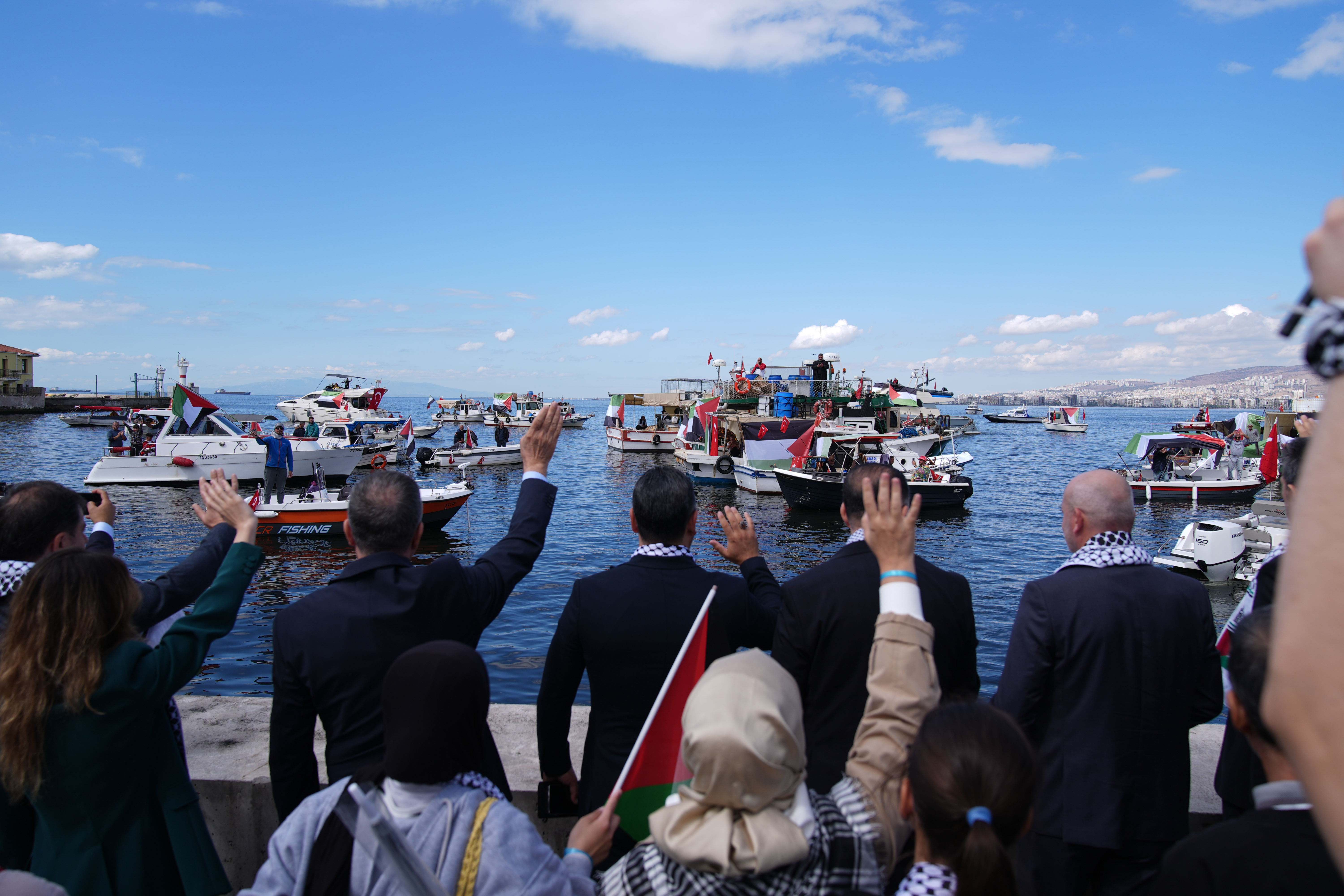 İzmir'de Filistin ile Küresel Sumud Filosu'na denizden destek