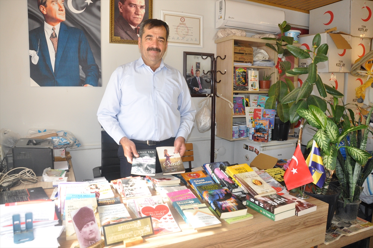 Ödemişli muhtar bürosunu kütüphaneye çevirdi