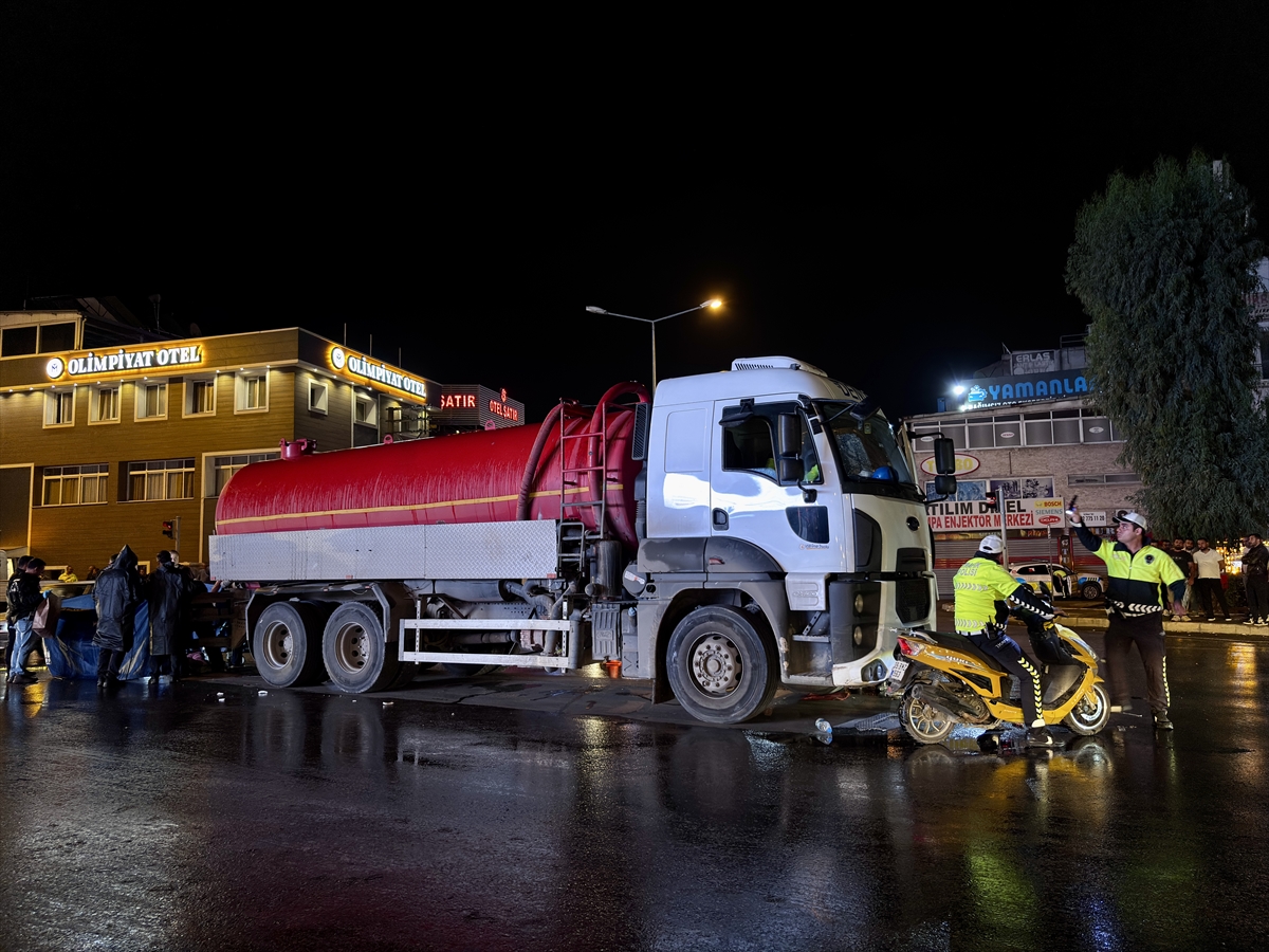 İzmir'de vidanjörle çarpışan motosikletin sürücüsü hayatını kaybetti