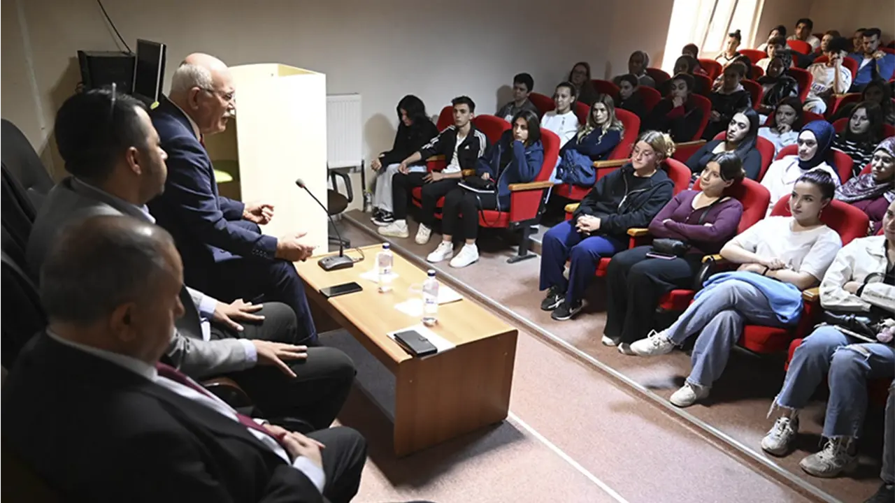 Rektör Prof. Dr. Savaş, Eşme MYO Akademisyenleri ve Öğrencileri ile Buluştu