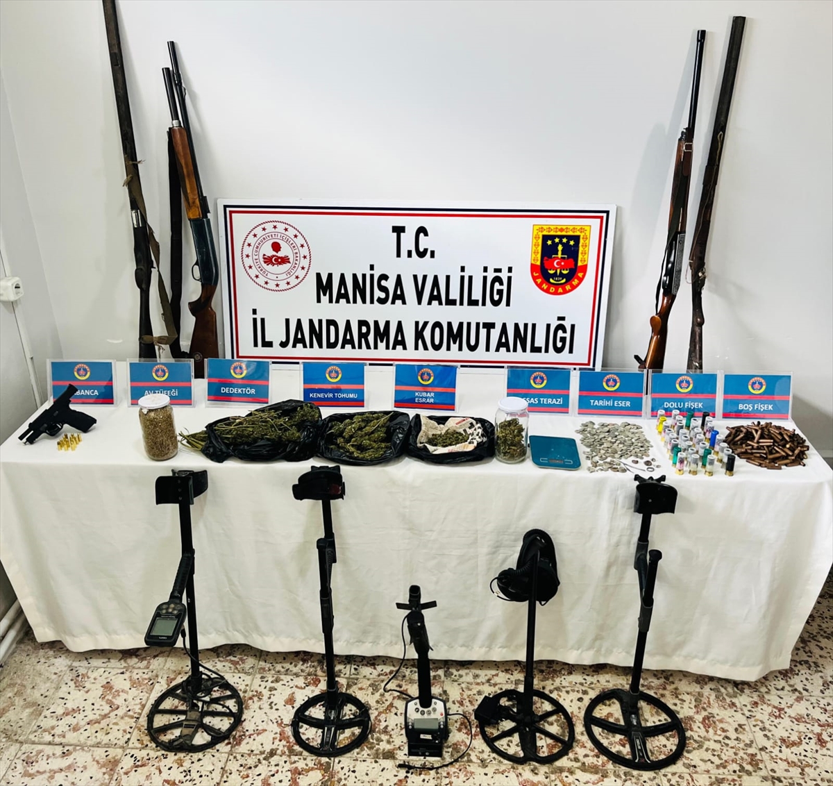 Salihli'de uyuşturucu ve tarihi eser operasyonunda 2 şüpheli yakalandı