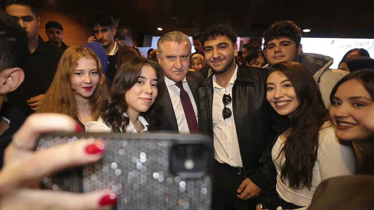 Bakan Bak, Uşaklı gençleri Ankara’da ağırladı!