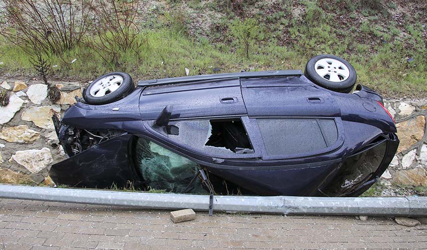 Uşak'ta Şarampole Devrilen Otomobilin Sürücüsü Yaralandı