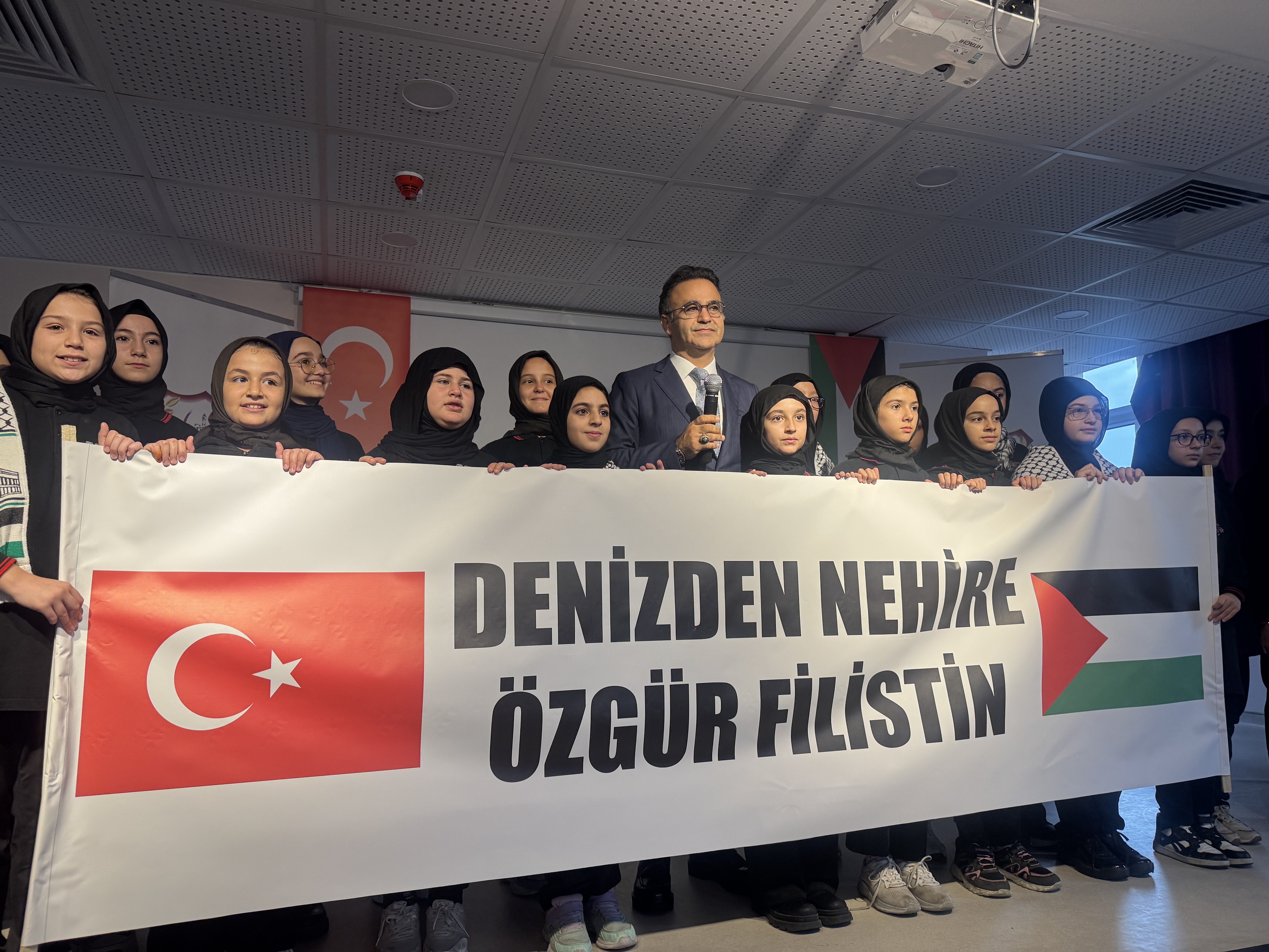 İzmir'de öğrenciler Filistin'de yaşanan zulme dikkati çekti