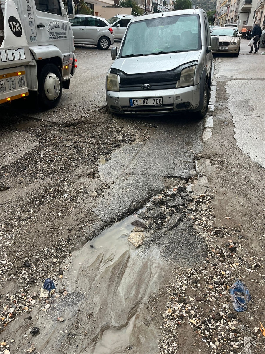 İzmir'de sağanak etkili oldu