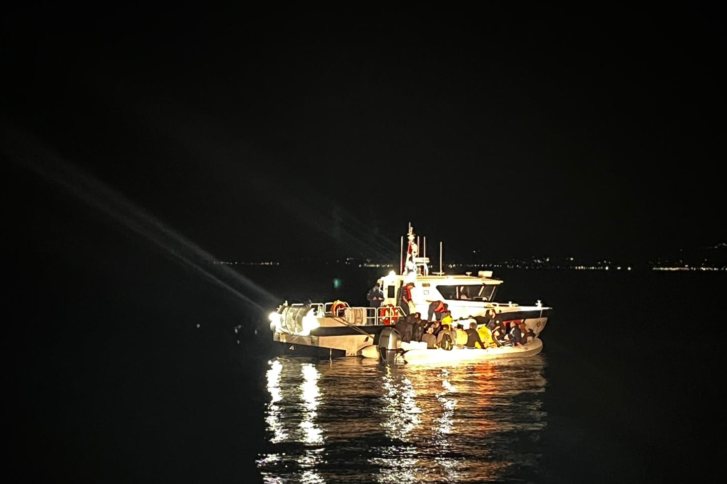 İzmir'de 35 düzensiz göçmen kurtarıldı, 14 düzensiz göçmen yakalandı