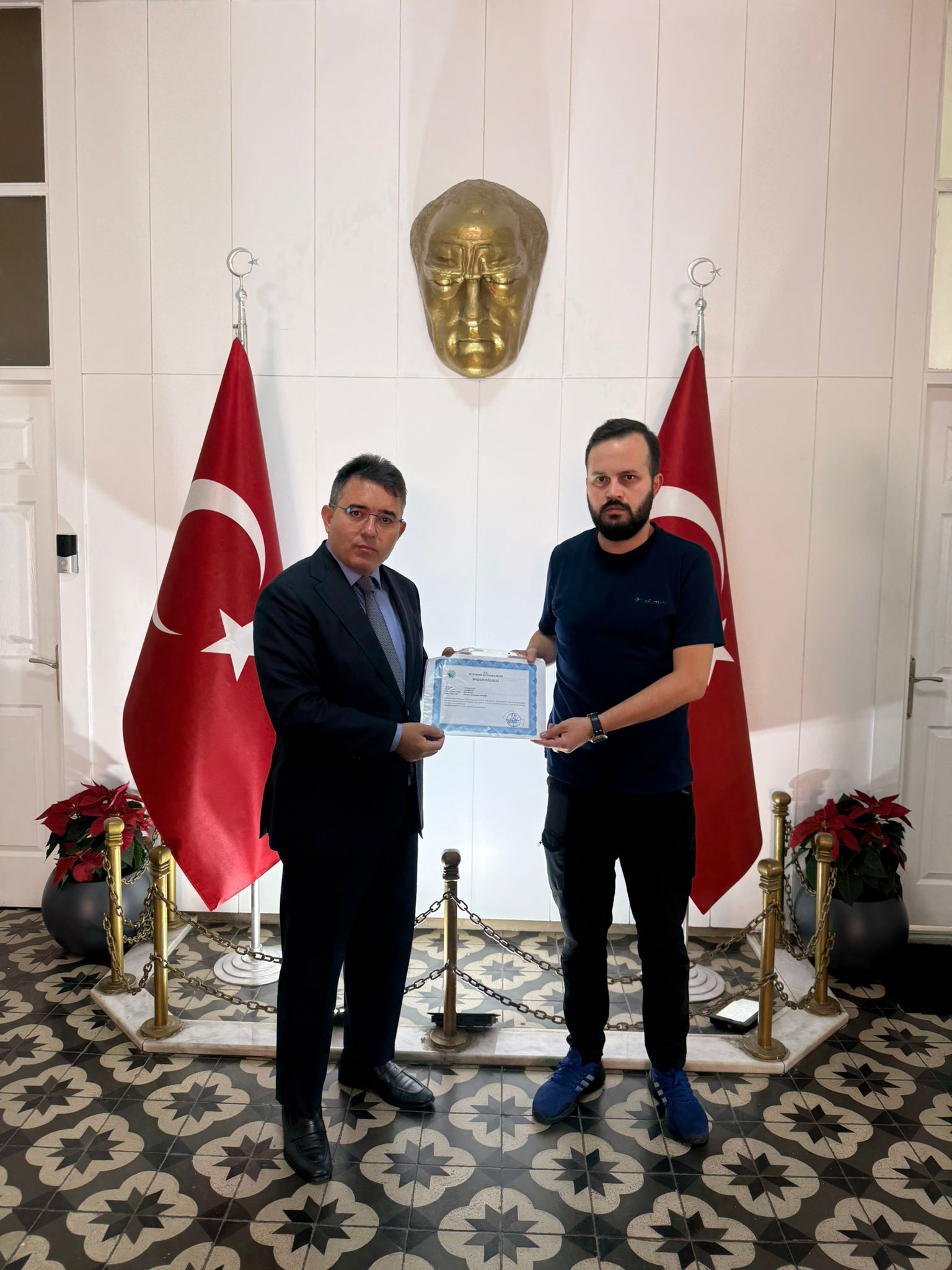 Marmaris'te bir kadını silahlı saldırıdan kurtaran polislere teşekkür belgesi verildi