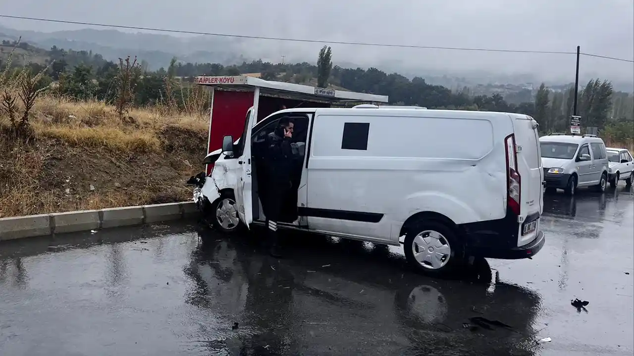 Para Taşıyan Araçla Otomobil Çarpıştı: 1 Ölü, 3 Yaralı