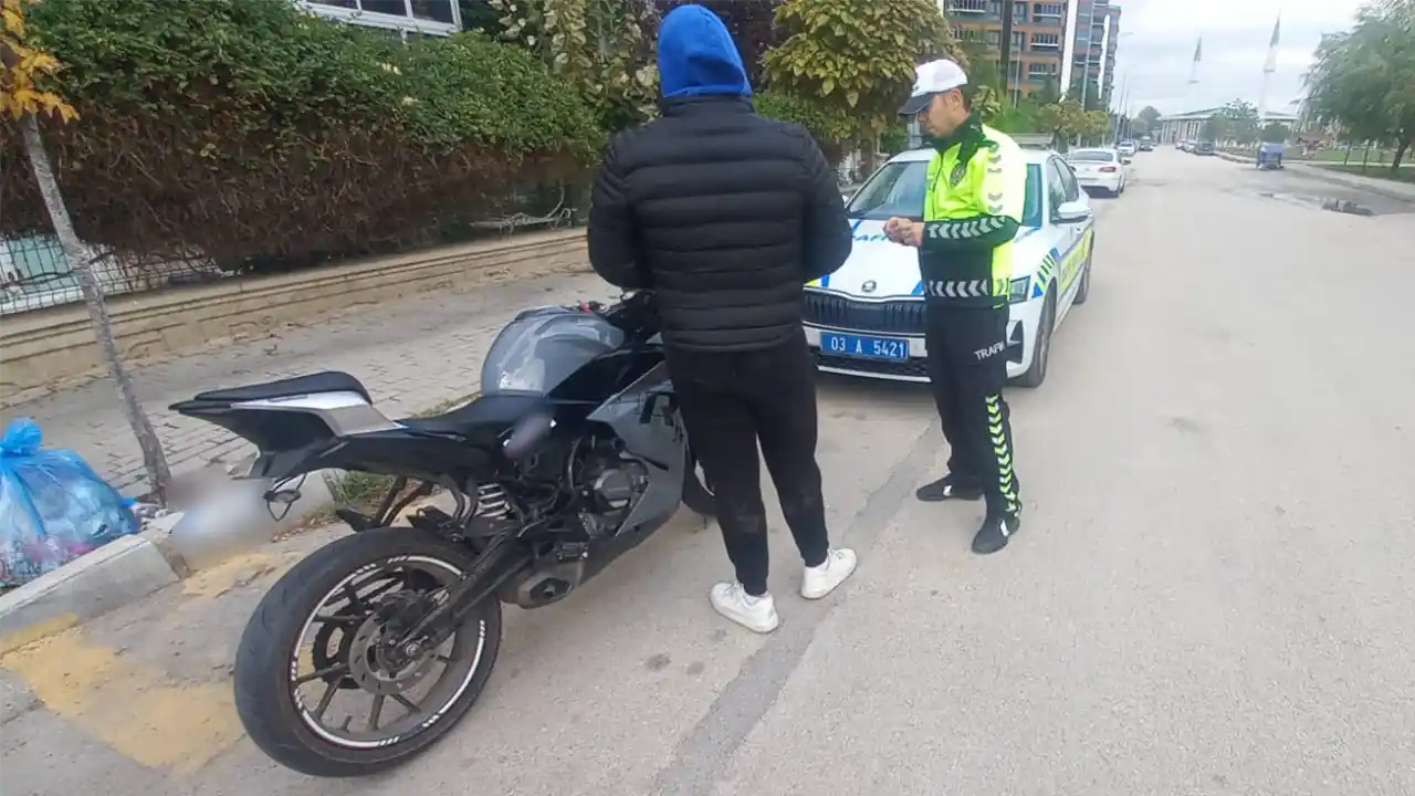 Afyonkarahisar'da motosikletinin plakasını bantla kapatan sürücüye para cezası