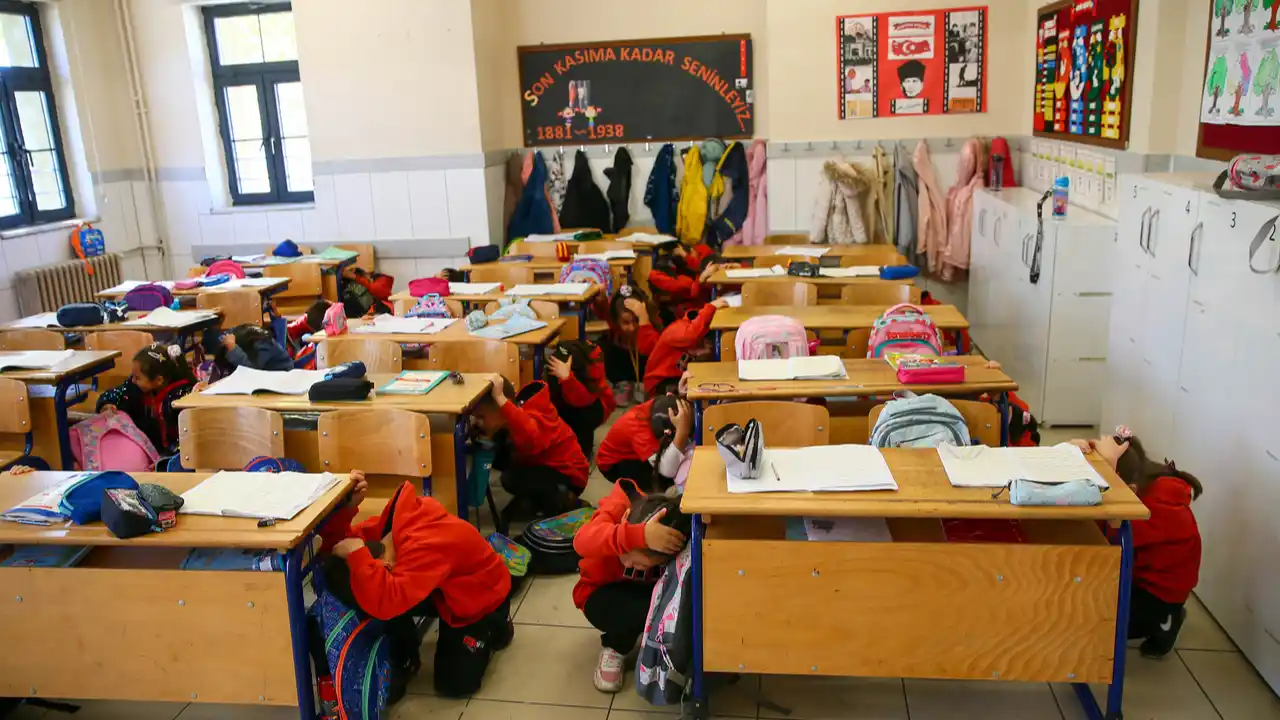 Okullarda afetlere karşı eş zamanlı tatbikat yapıldı