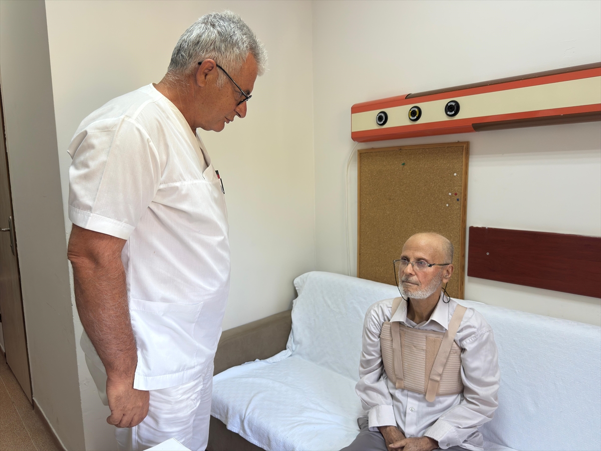 Kalbi 3 kez duran 74 yaşındaki hasta 'literatürlük ameliyat'la sağlığına kavuştu