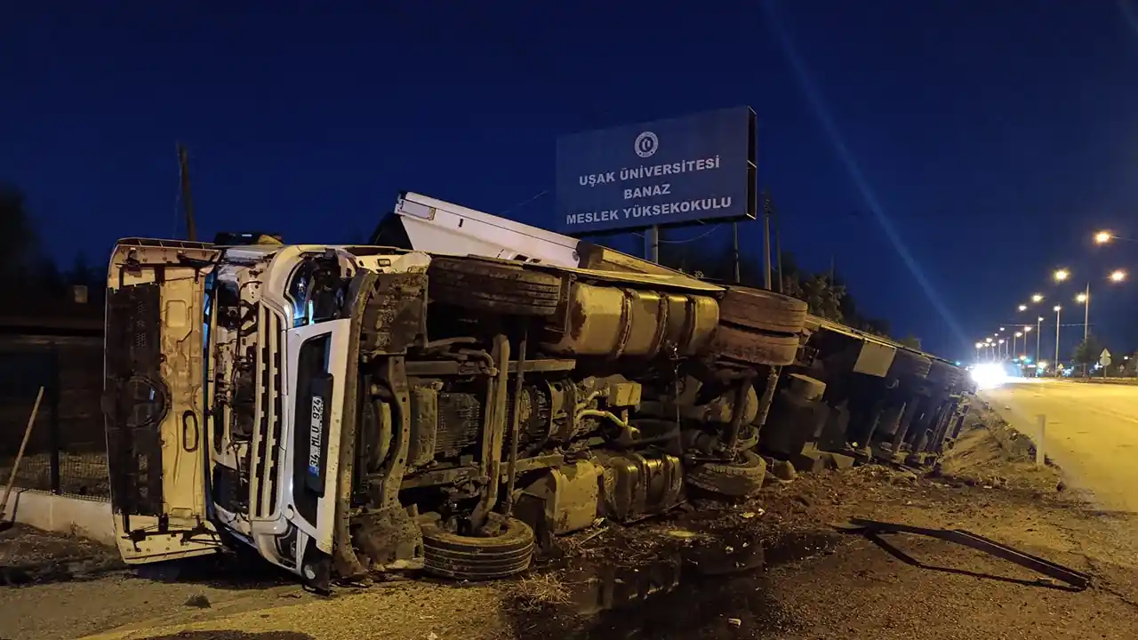 Banaz'da Kontrolden Çıkan Tır Yol Kenarına Devrildi