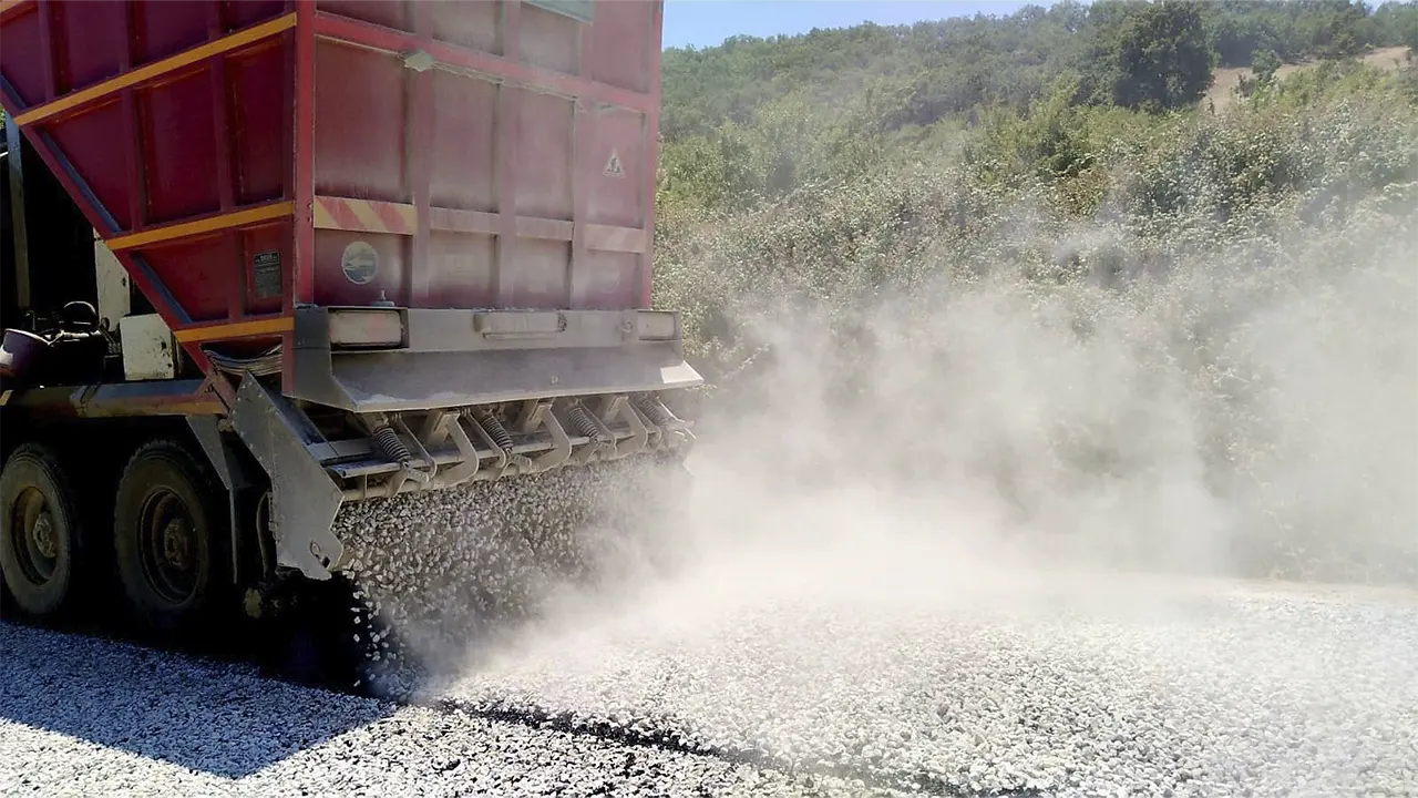 Menteşe'de, belediyenin yol yatırımlarını sürdürüyor