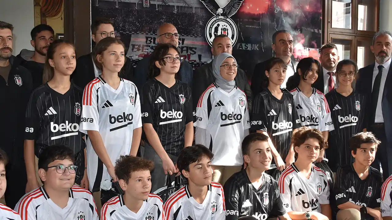 Beşiktaş Kulübü üyeleri, Afyonkarahisar'da öğrencilere forma hediye etti