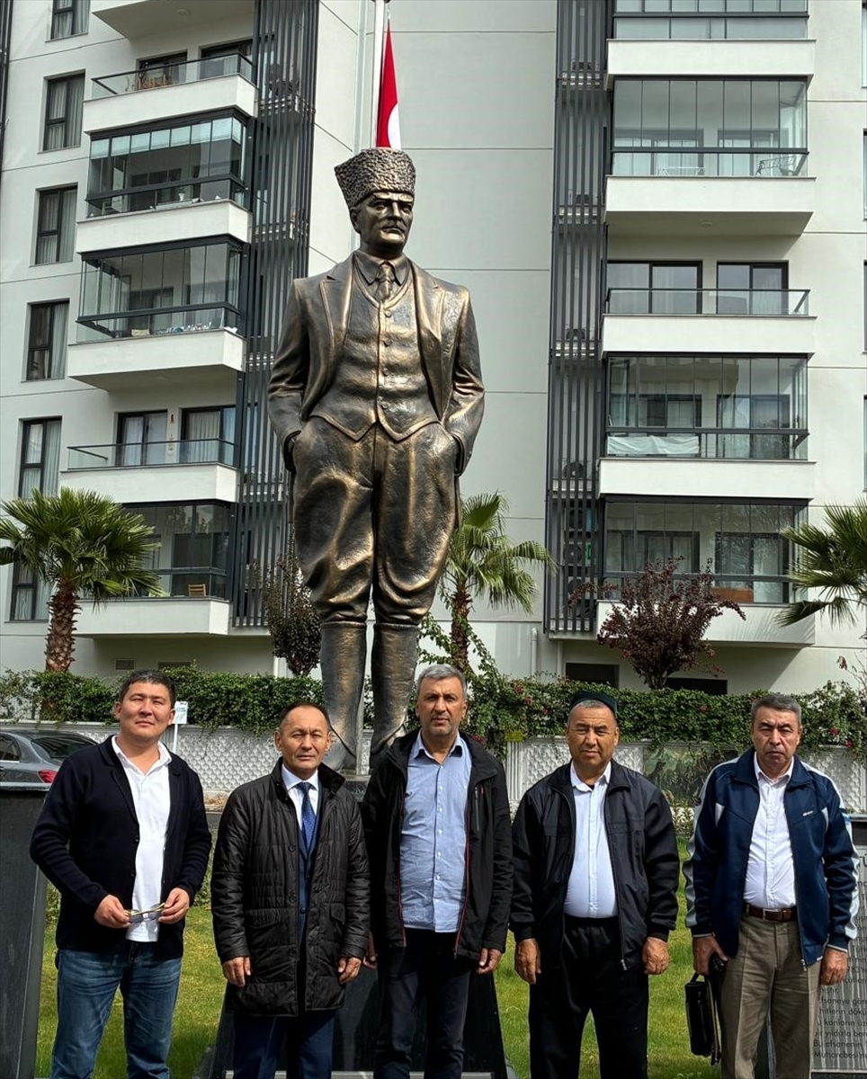 İzmir'de 'Türk dünyasında dil birliği' konulu konferans
