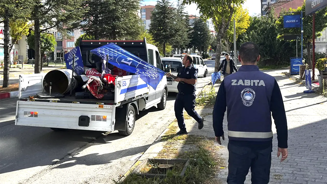 Uşak’ta Kaldırımları İşgal Eden Tabelalar Toplandı
