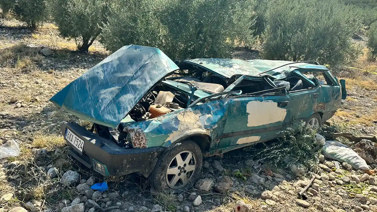 Manisa'da devrilen otomobildeki karı koca öldü