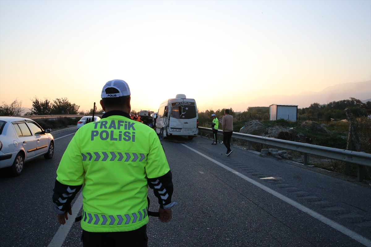 Denizli'de kamyonun çarptığı minibüsteki 1 kişi öldü