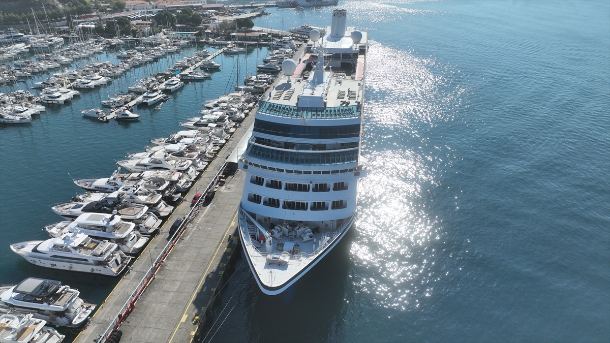 'Azamara Onward' kruvaziyeri Marmaris'e 650 turist getirdi