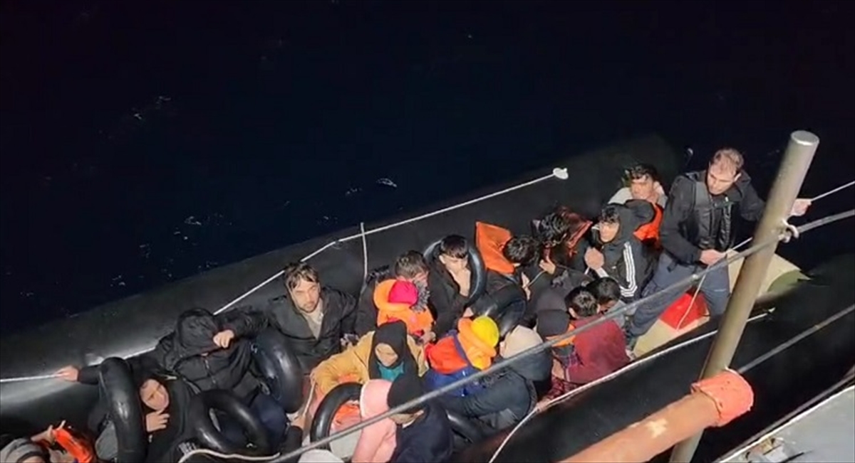 İzmir açıklarında 104 düzensiz göçmen yakalandı