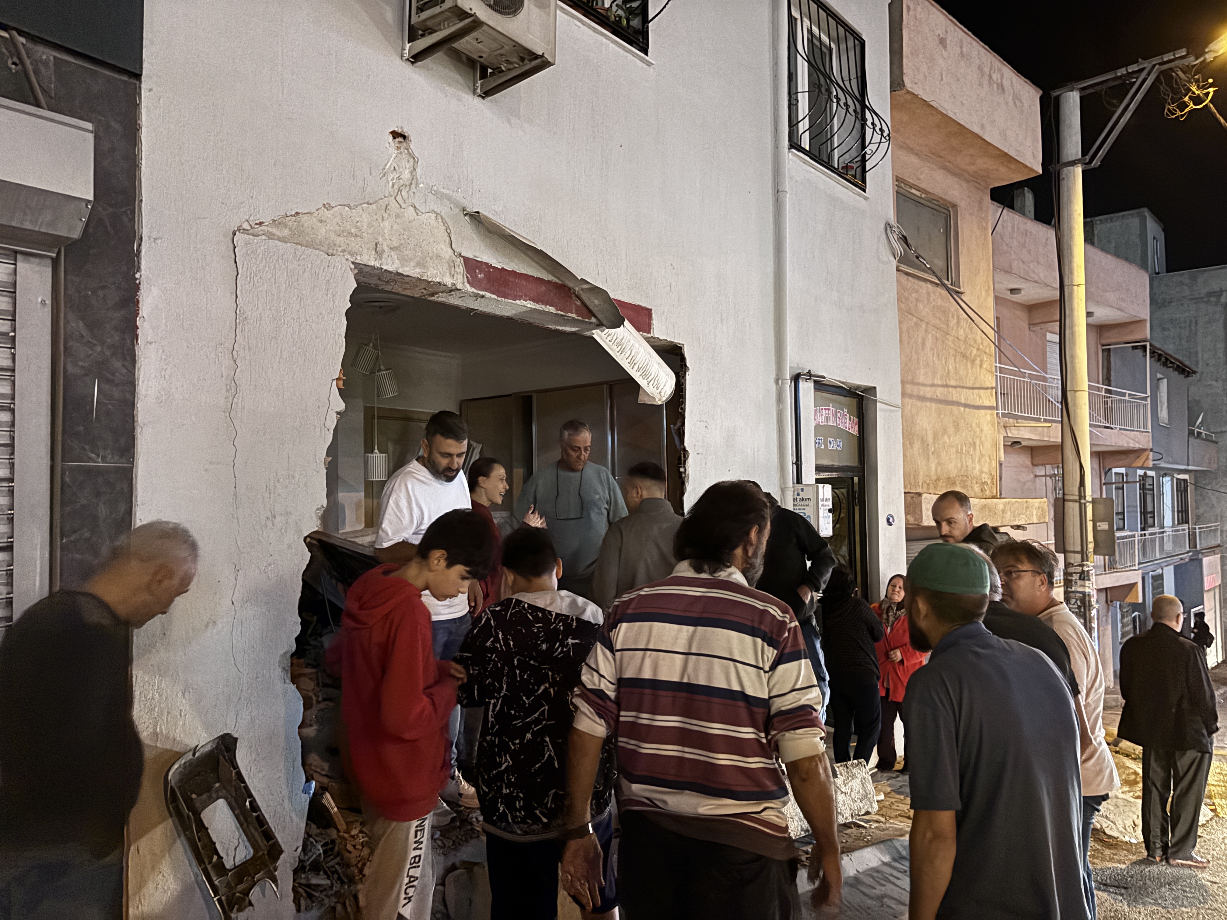 İzmir'de freni boşalan kamyonun eve çarpma anı güvenlik kamerasında