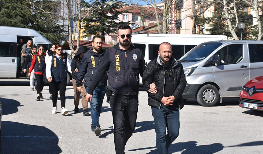 Depremzedelere Yardımda Bulunmak İsteyenleri Dolandırdıkları İleri Sürülen 8 Şüpheli Adliyeye Sevk Edildi