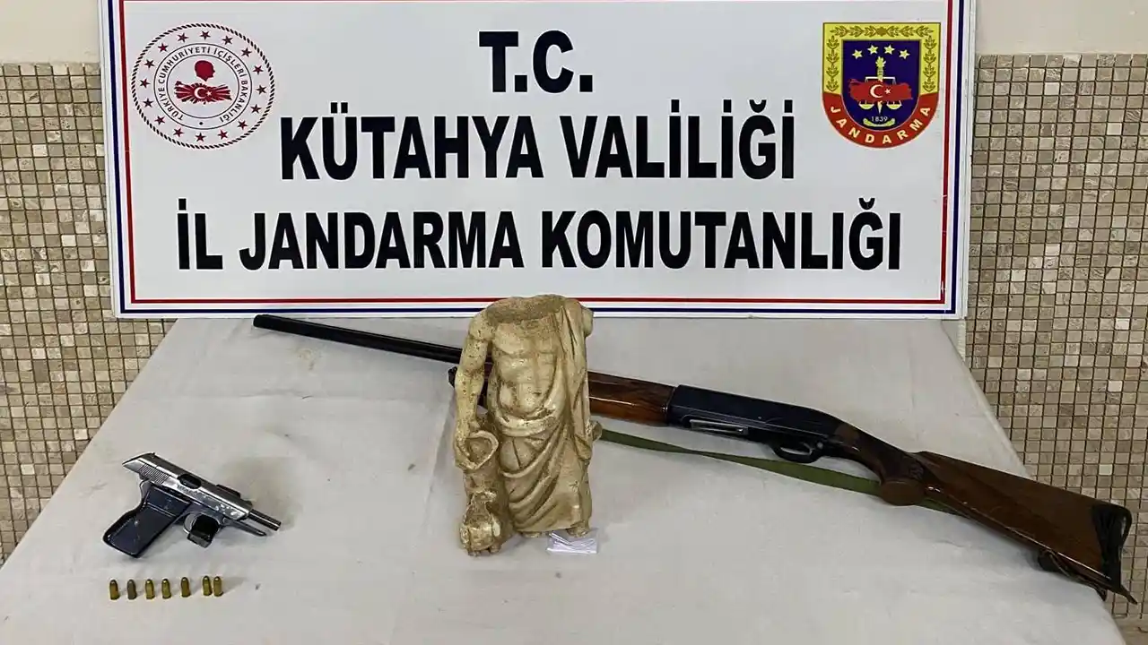 Kütahya'da Roma Dönemi'ne ait olduğu değerlendirilen heykel ele geçirildi